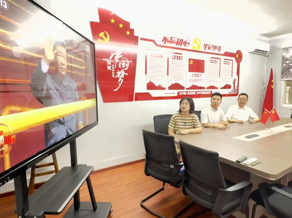 重庆市国际国内公共关系协会组织观看抗战胜利80周年纪念活动”